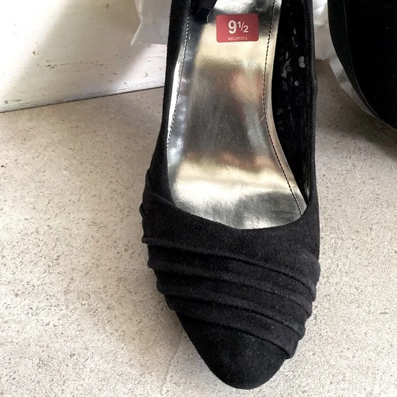 Classic winter black pump by Style & co. Pleated toe design in suede fabric. - Picture 2 of 6
